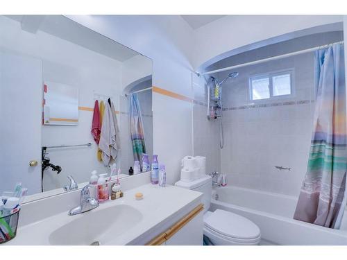 135 25 Avenue Ne, Calgary, AB - Indoor Photo Showing Bathroom