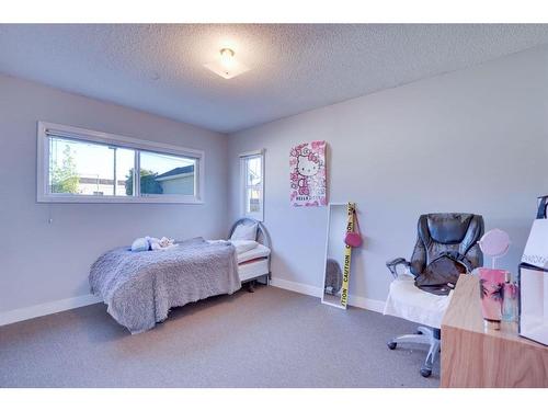 135 25 Avenue Ne, Calgary, AB - Indoor Photo Showing Bedroom