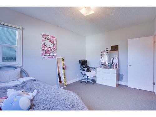 135 25 Avenue Ne, Calgary, AB - Indoor Photo Showing Bedroom