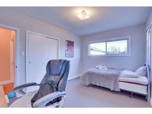 135 25 Avenue Ne, Calgary, AB - Indoor Photo Showing Bedroom