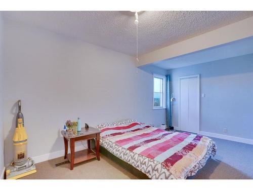 135 25 Avenue Ne, Calgary, AB - Indoor Photo Showing Bedroom