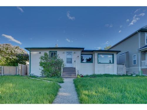 135 25 Avenue Ne, Calgary, AB - Outdoor