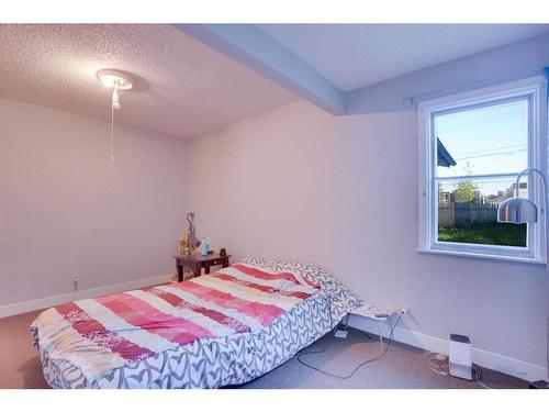 135 25 Avenue Ne, Calgary, AB - Indoor Photo Showing Bedroom