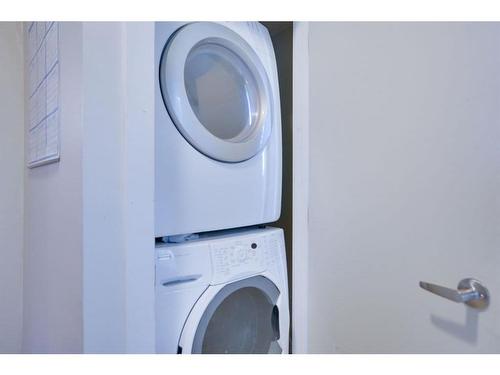 135 25 Avenue Ne, Calgary, AB - Indoor Photo Showing Laundry Room