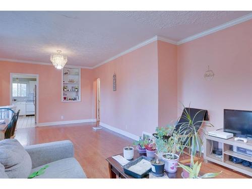 135 25 Avenue Ne, Calgary, AB - Indoor Photo Showing Living Room