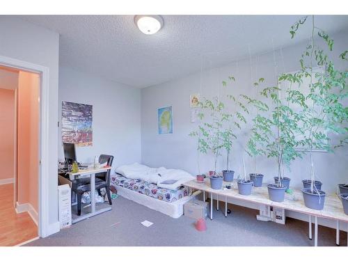 135 25 Avenue Ne, Calgary, AB - Indoor Photo Showing Bedroom