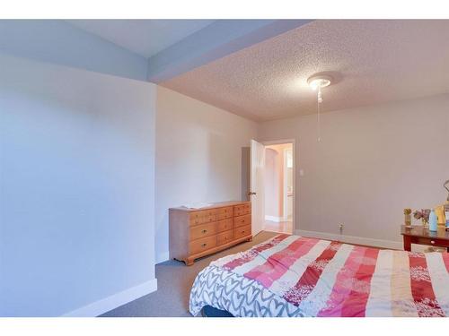 135 25 Avenue Ne, Calgary, AB - Indoor Photo Showing Bedroom