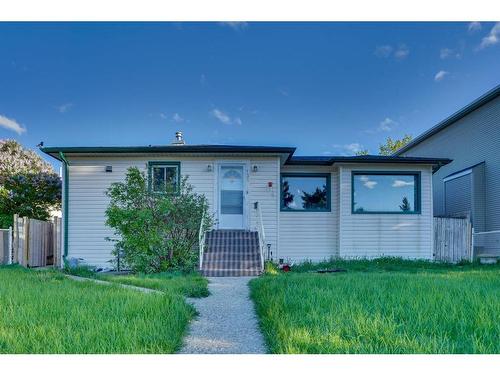 135 25 Avenue Ne, Calgary, AB - Outdoor