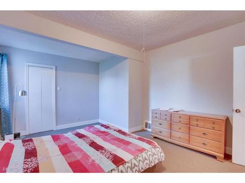 135 25 Avenue Ne, Calgary, AB - Indoor Photo Showing Bedroom