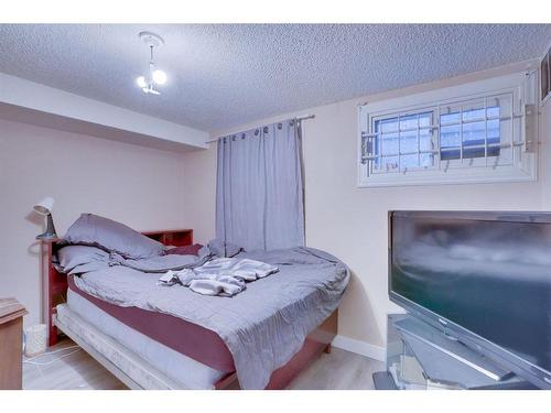 135 25 Avenue Ne, Calgary, AB - Indoor Photo Showing Bedroom