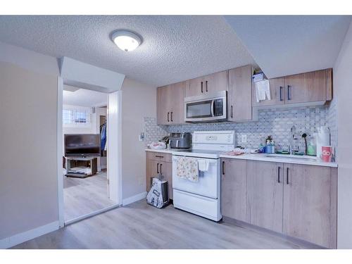 135 25 Avenue Ne, Calgary, AB - Indoor Photo Showing Kitchen