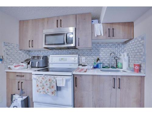 135 25 Avenue Ne, Calgary, AB - Indoor Photo Showing Kitchen