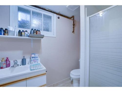 135 25 Avenue Ne, Calgary, AB - Indoor Photo Showing Bathroom