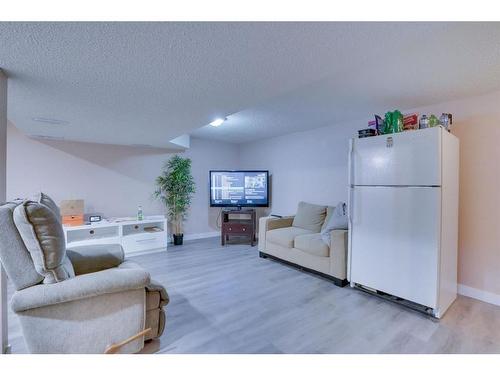 135 25 Avenue Ne, Calgary, AB - Indoor Photo Showing Living Room