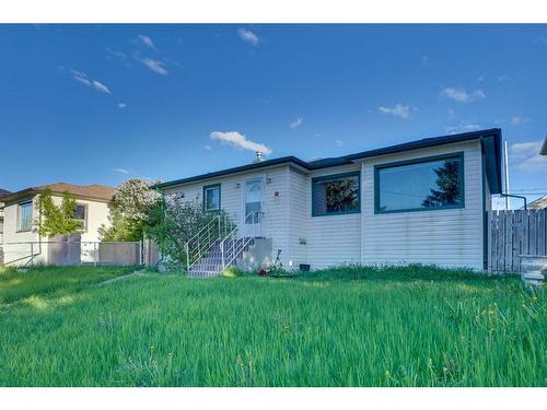 135 25 Avenue Ne, Calgary, AB - Outdoor