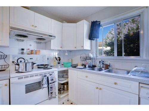 135 25 Avenue Ne, Calgary, AB - Indoor Photo Showing Kitchen With Double Sink