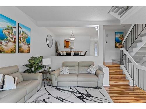 403-3131 63 Avenue Sw, Calgary, AB - Indoor Photo Showing Living Room