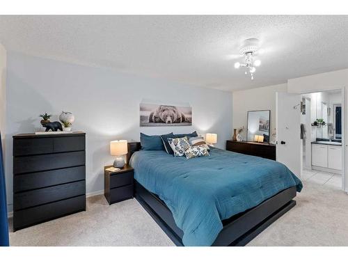 403-3131 63 Avenue Sw, Calgary, AB - Indoor Photo Showing Bedroom