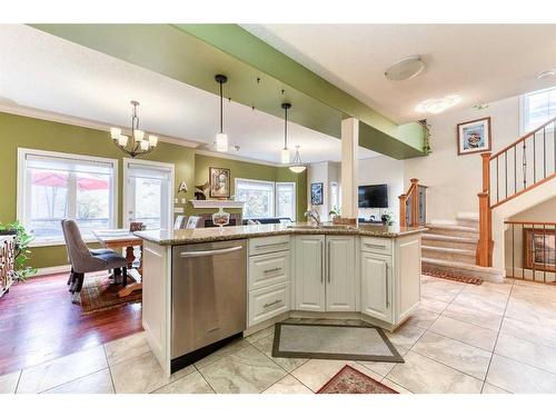 28-100 Signature Way Sw, Calgary, AB - Indoor Photo Showing Kitchen