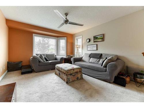 28-100 Signature Way Sw, Calgary, AB - Indoor Photo Showing Living Room