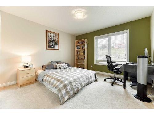 28-100 Signature Way Sw, Calgary, AB - Indoor Photo Showing Bedroom