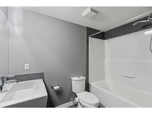 1210-11 Mahogany Row Se, Calgary, AB - Indoor Photo Showing Bathroom