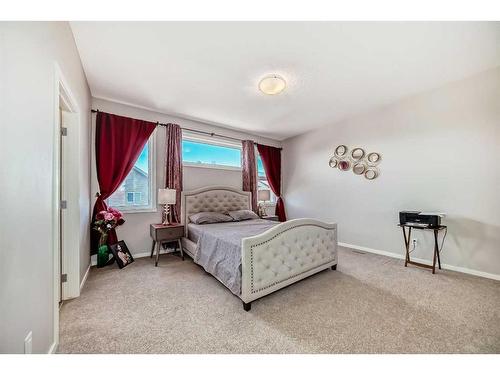 17 Walgrove Manor Se, Calgary, AB - Indoor Photo Showing Bedroom