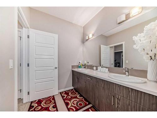 17 Walgrove Manor Se, Calgary, AB - Indoor Photo Showing Bathroom