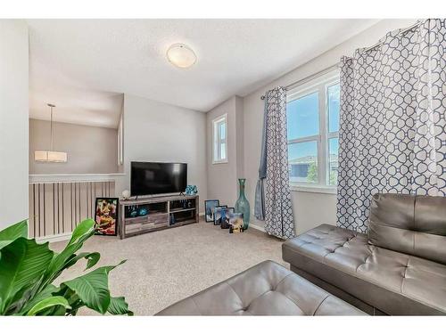 17 Walgrove Manor Se, Calgary, AB - Indoor Photo Showing Living Room