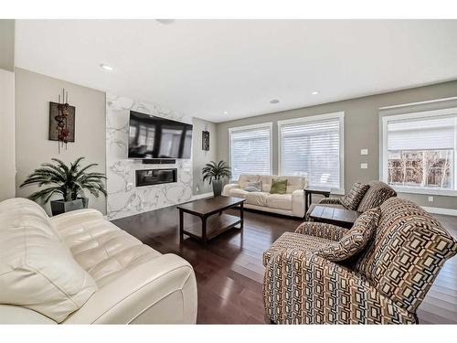 156 Auburn Sound Manor Se, Calgary, AB - Indoor Photo Showing Living Room