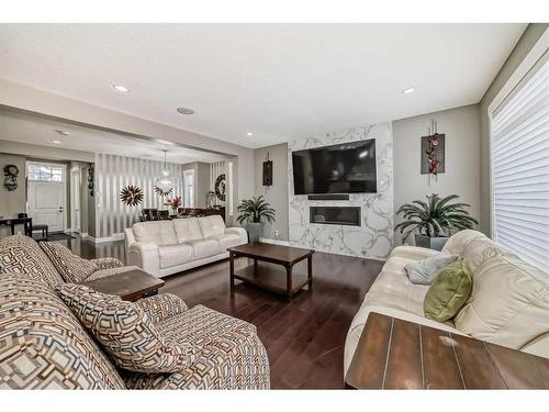 156 Auburn Sound Manor Se, Calgary, AB - Indoor Photo Showing Living Room