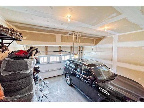 156 Auburn Sound Manor Se, Calgary, AB - Indoor Photo Showing Garage