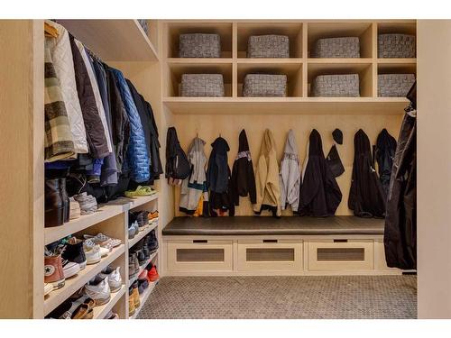 3811 9 Street Sw, Calgary, AB - Indoor With Storage