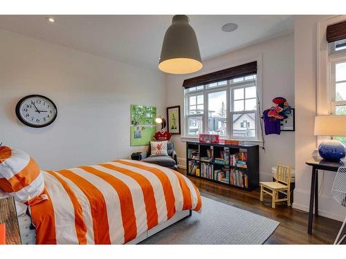 3811 9 Street Sw, Calgary, AB - Indoor Photo Showing Bedroom