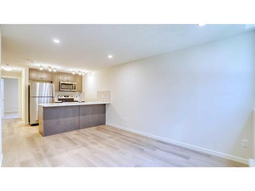 211-474 Seton Circle Se, Calgary, AB - Indoor Photo Showing Kitchen