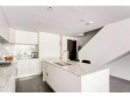 304 12 Avenue Sw, Calgary, AB - Indoor Photo Showing Kitchen With Upgraded Kitchen