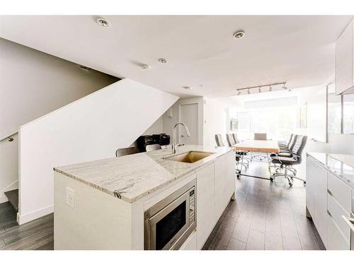 304 12 Avenue Sw, Calgary, AB - Indoor Photo Showing Kitchen