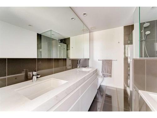 304 12 Avenue Sw, Calgary, AB - Indoor Photo Showing Bathroom