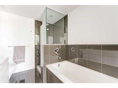 304 12 Avenue Sw, Calgary, AB - Indoor Photo Showing Bathroom