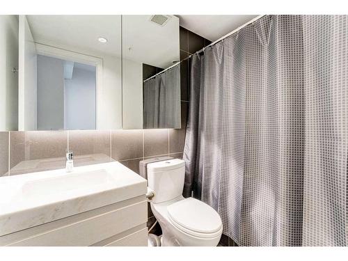 304 12 Avenue Sw, Calgary, AB - Indoor Photo Showing Bathroom