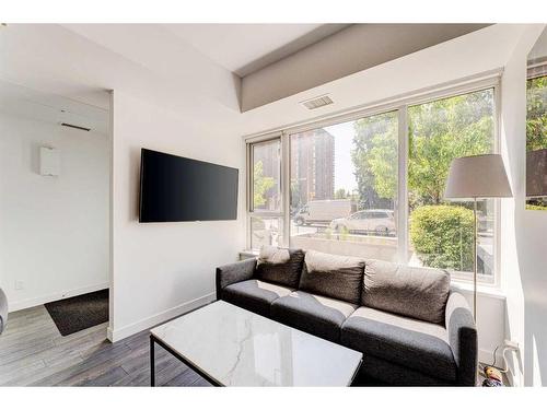 304 12 Avenue Sw, Calgary, AB - Indoor Photo Showing Living Room