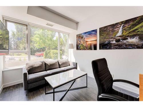 304 12 Avenue Sw, Calgary, AB - Indoor Photo Showing Living Room