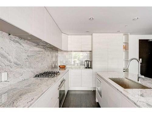 304 12 Avenue Sw, Calgary, AB - Indoor Photo Showing Kitchen With Upgraded Kitchen