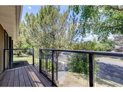 27 Meadowview Road Sw, Calgary, AB - Outdoor