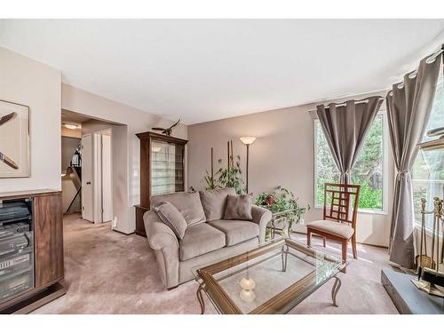 36 Edgehill Drive Nw, Calgary, AB - Indoor Photo Showing Living Room