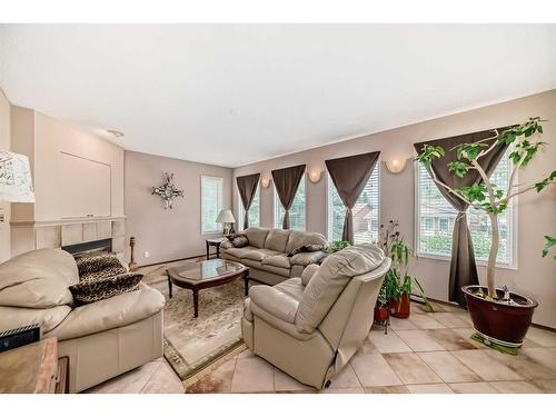 36 Edgehill Drive Nw, Calgary, AB - Indoor Photo Showing Living Room