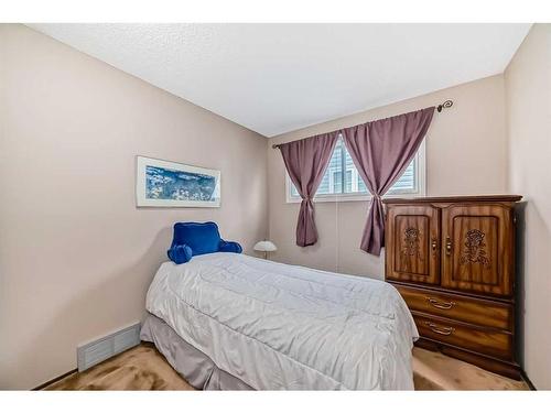 36 Edgehill Drive Nw, Calgary, AB - Indoor Photo Showing Bedroom