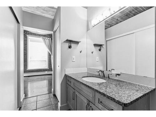 306-240 11 Avenue Sw, Calgary, AB - Indoor Photo Showing Bathroom