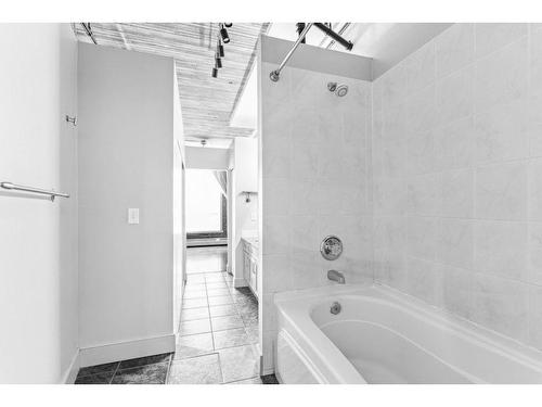 306-240 11 Avenue Sw, Calgary, AB - Indoor Photo Showing Bathroom