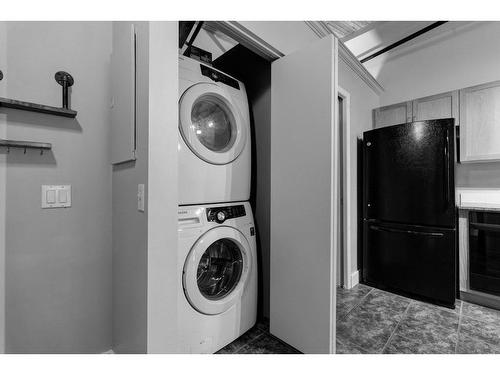 306-240 11 Avenue Sw, Calgary, AB - Indoor Photo Showing Laundry Room